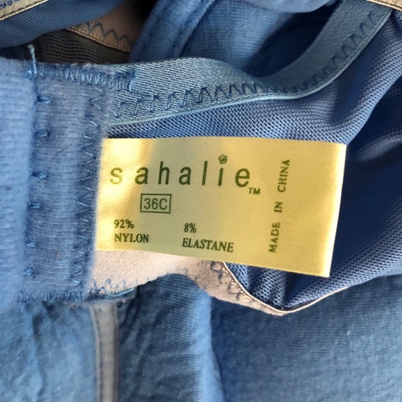 ⭐️⭐️ Blue top with built in bra ⭐️⭐️ - Picture 2 of 3